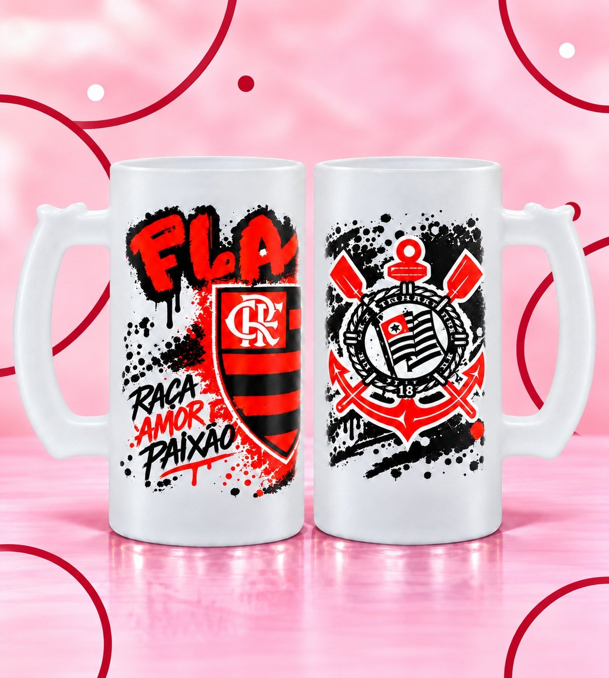 Dois copos de chopp brancos de corpo fosco e alça larga, personalizados com artes do Flamengo e do Corinthians, sobre piso rosa e fundo blush com detalhes rubi