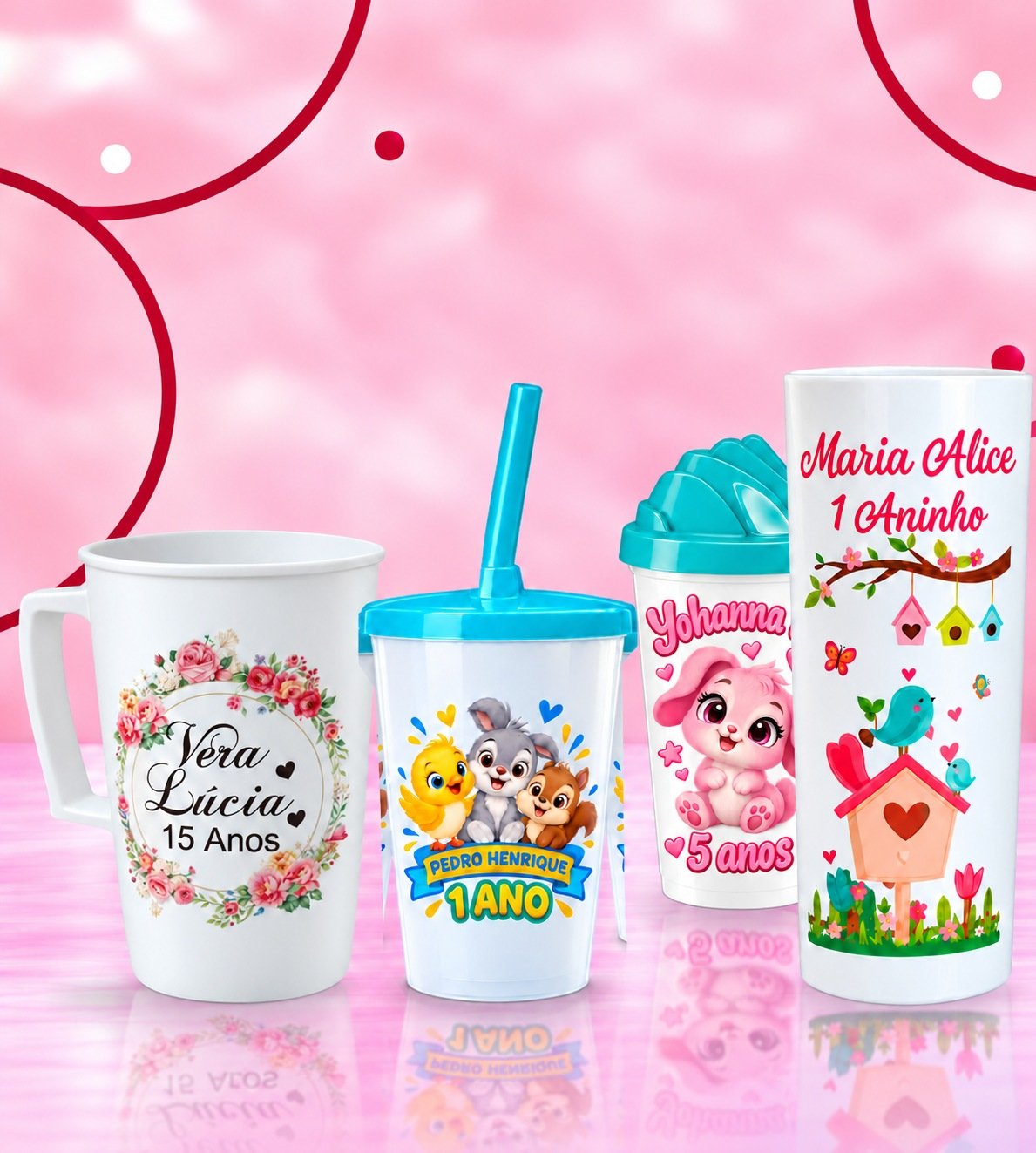 Um copo Twister azul, um copo Twister rosa, uma caneca personalizada e um copo Long Drink sobre piso rosa, com fundo blush e detalhes rubi