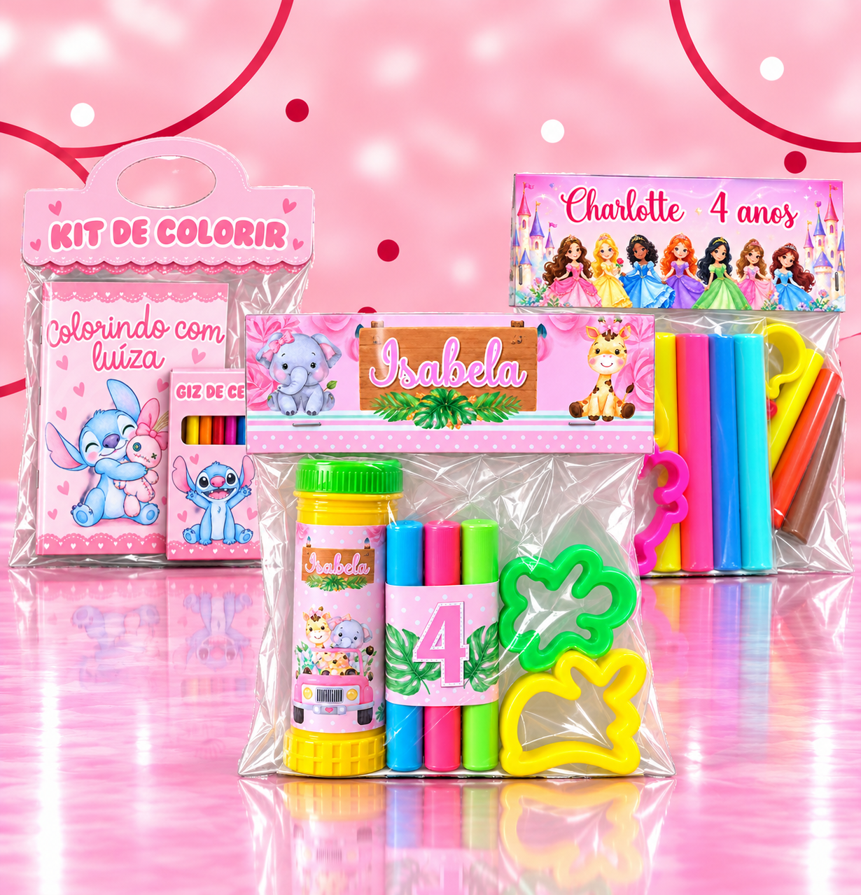 Kits de colorir personalizados Luiza, Charlotte e Isabela sobre piso rosa refletivo e fundo rosa-avermelhado