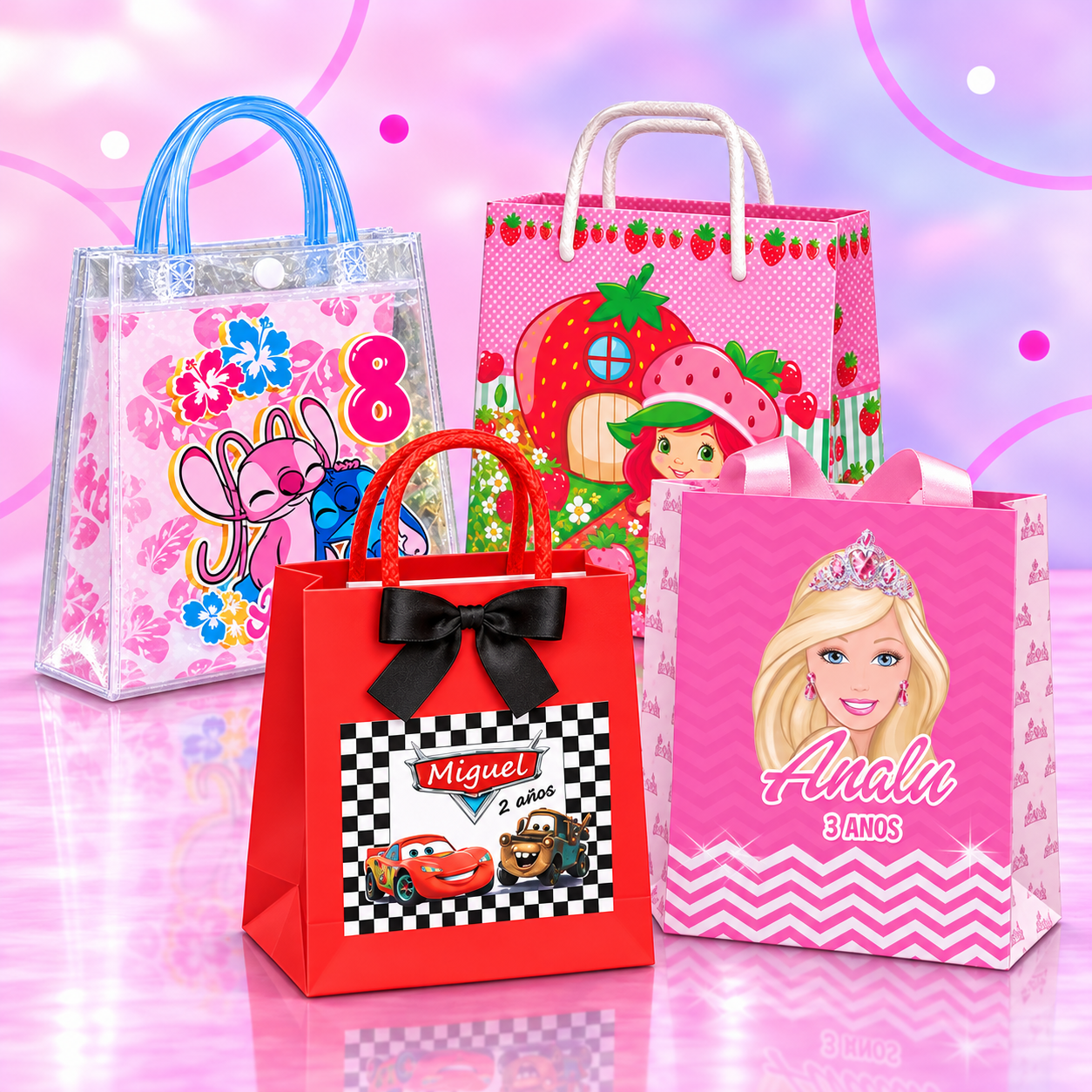 Quatro modelos de sacolas personalizadas sobre piso rosa com reflexo e parede lilás