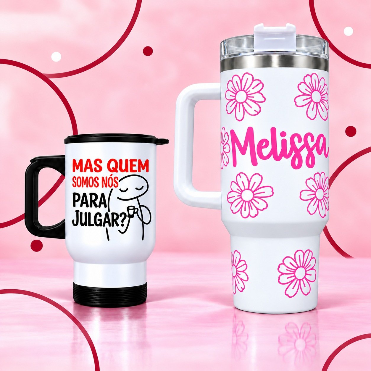 Copo térmico com frase divertida e copo térmico Melissa sobre piso rosa, com fundo blush e detalhes rubi